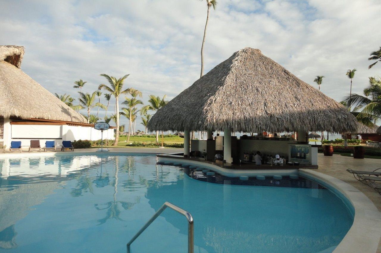 Breathless Punta Cana Resort & Spa (Adults Only) Εξωτερικό φωτογραφία A swim-up bar at a resort in Punta Cana, Dominican Republic
